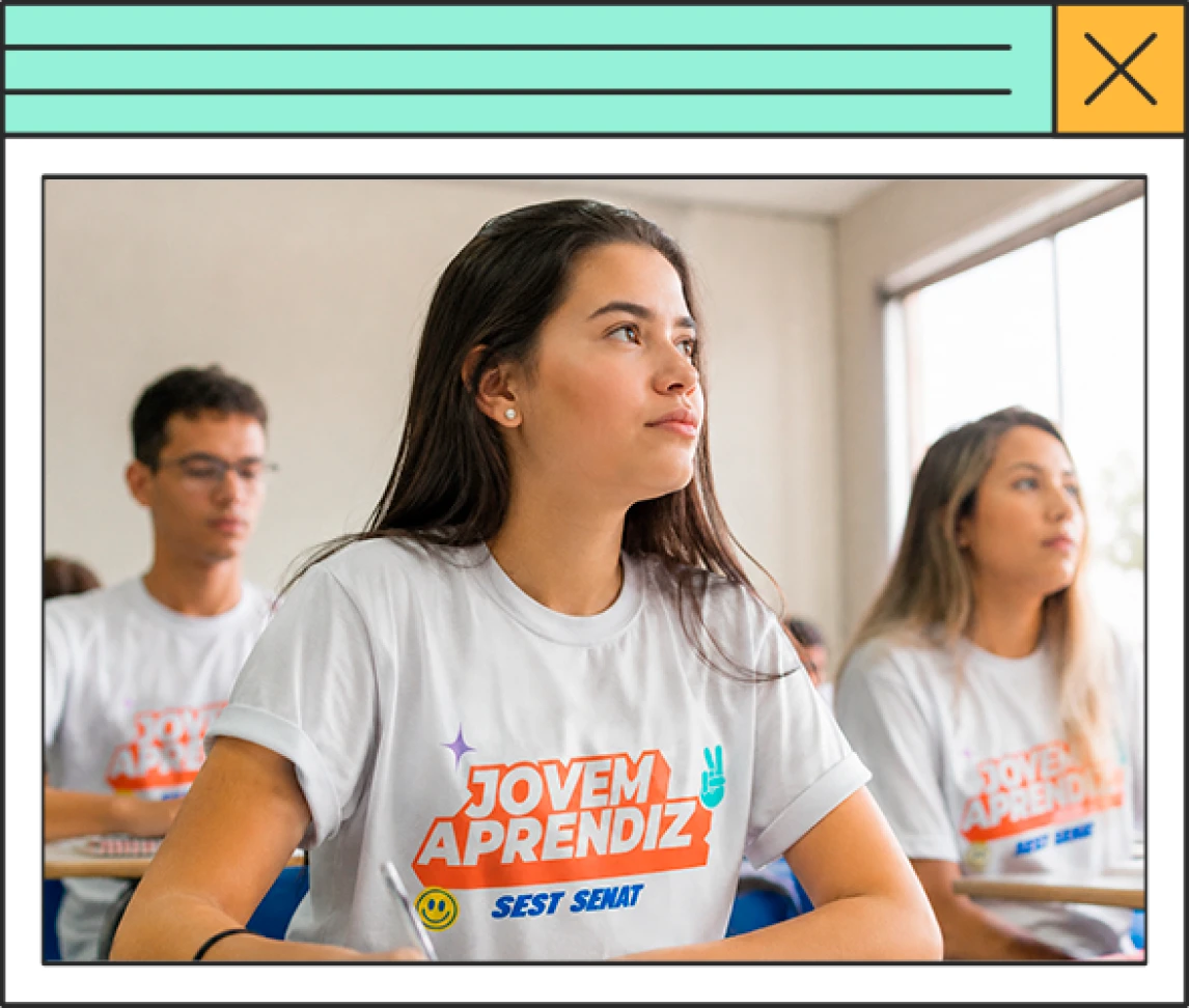 Jovens aprendizes de camiseta do programa em sala de aula